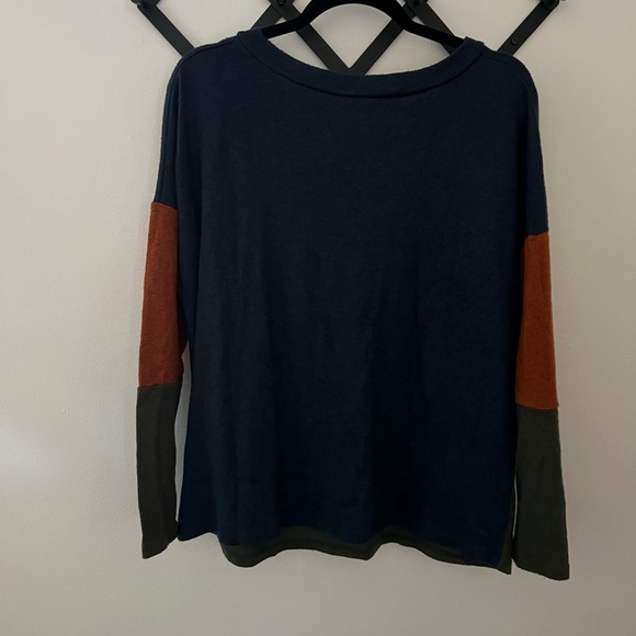 Color-block V-neck Lightweight Sweater - Picture 3 of 3